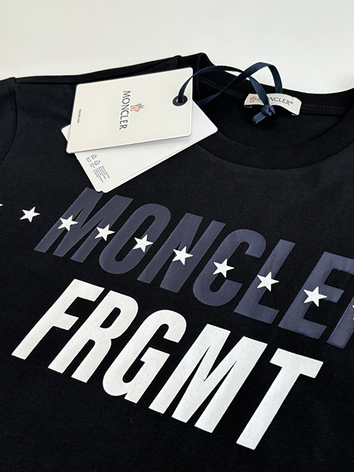 モンクレール 五芒星と文字ロゴがプリントされた半袖Tシャツ