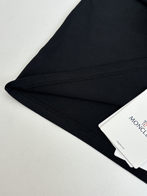 モンクレール 五芒星と文字ロゴがプリントされた半袖Tシャツ