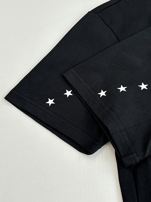 モンクレール 五芒星と文字ロゴがプリントされた半袖Tシャツ