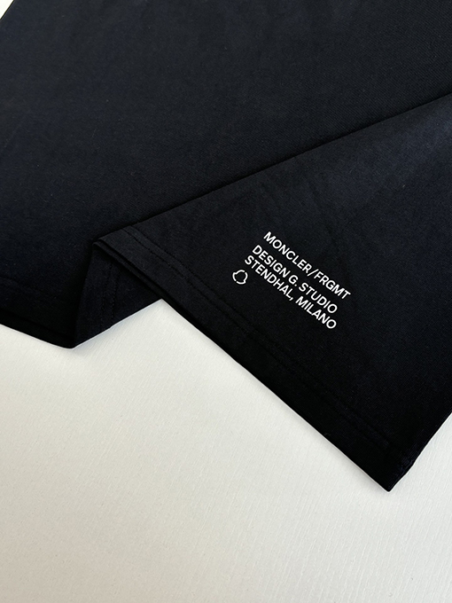 モンクレール 五芒星と文字ロゴがプリントされた半袖Tシャツ