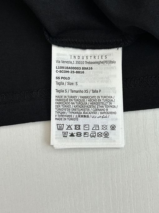 モンクレール 五芒星と文字ロゴがプリントされた半袖Tシャツ