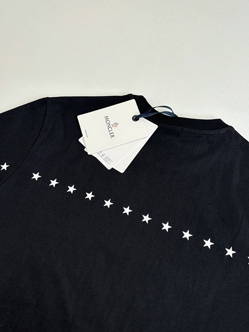 モンクレール 五芒星と文字ロゴがプリントされた半袖Tシャツ