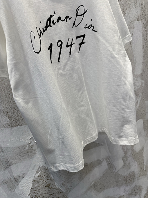 ディオールスーパーコピー Christian Dr 1947 シグネチャーのフロッキープリント入りクルーネック半袖Tシャツ