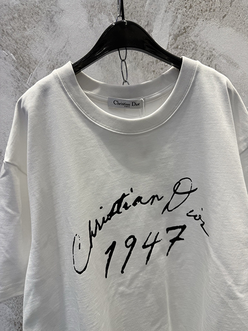 ディオールスーパーコピー Christian Dr 1947 シグネチャーのフロッキープリント入りクルーネック半袖Tシャツ