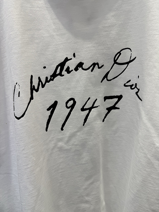 ディオールスーパーコピー Christian Dr 1947 シグネチャーのフロッキープリント入りクルーネック半袖Tシャツ