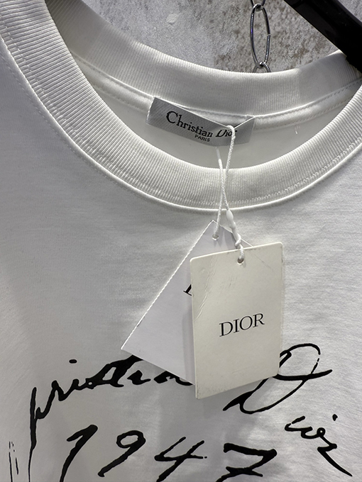 ディオールスーパーコピー Christian Dr 1947 シグネチャーのフロッキープリント入りクルーネック半袖Tシャツ