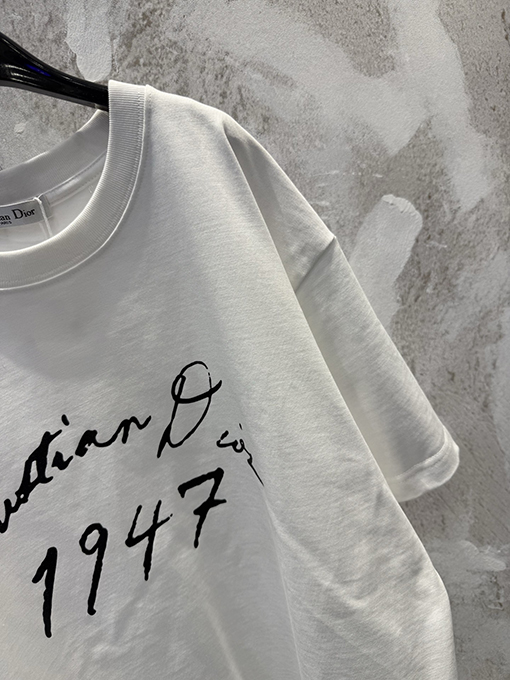 ディオールスーパーコピー Christian Dr 1947 シグネチャーのフロッキープリント入りクルーネック半袖Tシャツ