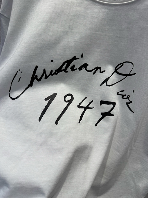 ディオールスーパーコピー Christian Dr 1947 シグネチャーのフロッキープリント入りクルーネック半袖Tシャツ