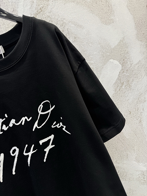 ディオールスーパーコピー Christian Dr 1947 シグネチャーのフロッキープリント入りクルーネック半袖Tシャツ