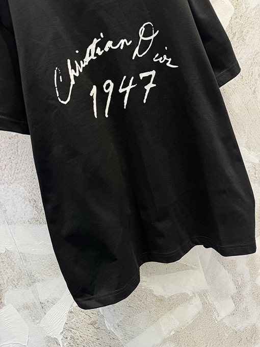 ディオールスーパーコピー Christian Dr 1947 シグネチャーのフロッキープリント入りクルーネック半袖Tシャツ