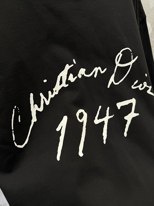 ディオールスーパーコピー Christian Dr 1947 シグネチャーのフロッキープリント入りクルーネック半袖Tシャツ