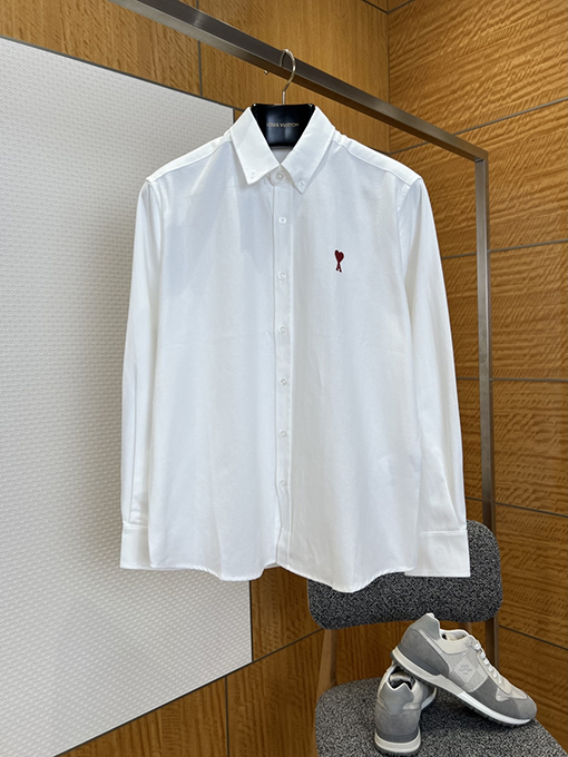 アミ ハートの刺繍入りボタンダウンカラー長袖シャツ