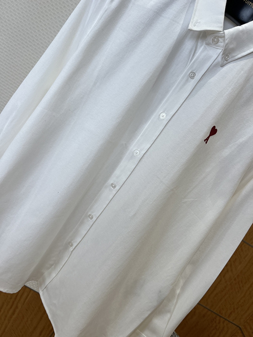 アミ ハートの刺繍入りボタンダウンカラー長袖シャツ