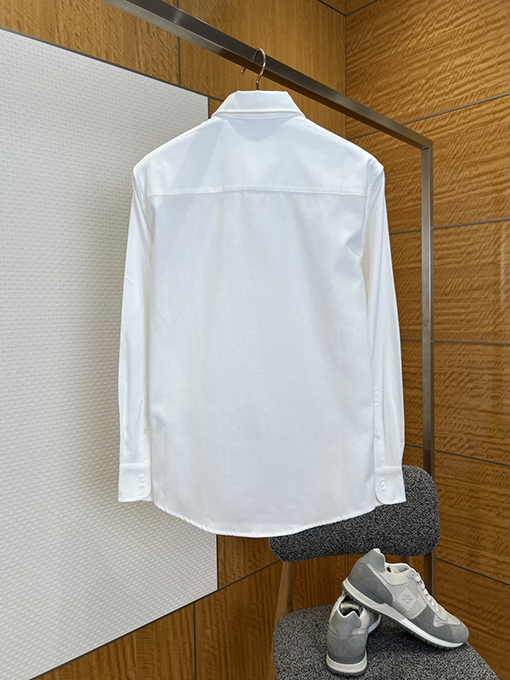 アミ ハートの刺繍入りボタンダウンカラー長袖シャツ