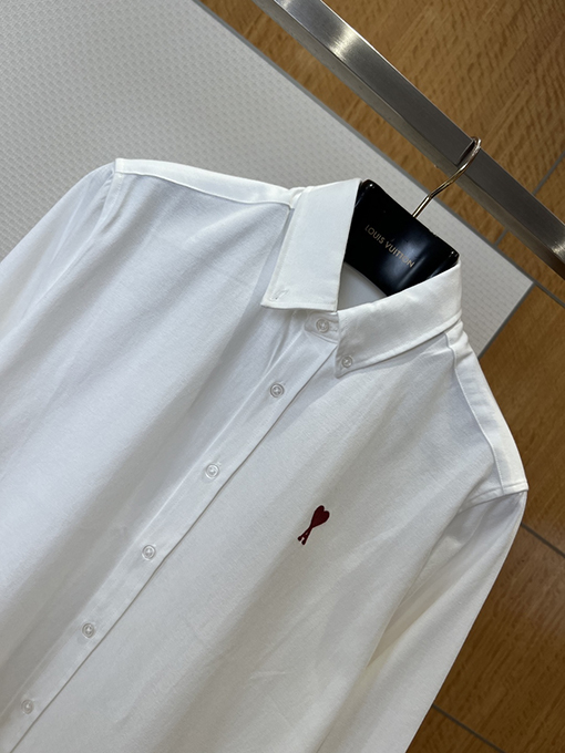 アミ ハートの刺繍入りボタンダウンカラー長袖シャツ