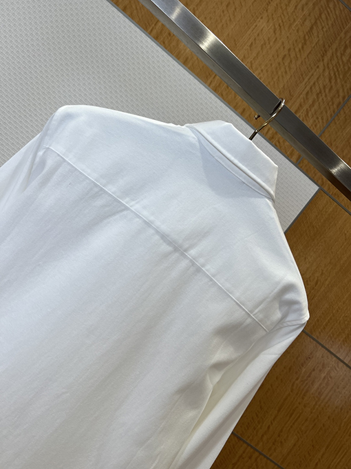 アミ ハートの刺繍入りボタンダウンカラー長袖シャツ