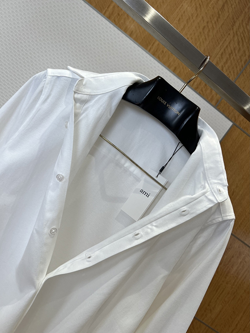 アミ ハートの刺繍入りボタンダウンカラー長袖シャツ