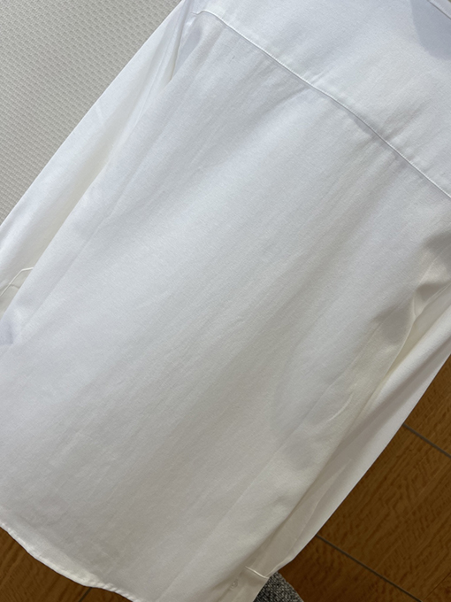 アミ ハートの刺繍入りボタンダウンカラー長袖シャツ