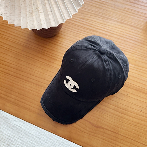 シャネル クラシックの破れたコットン製ベースボールキャップ