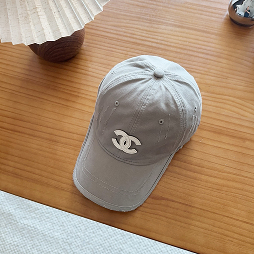 シャネル クラシックの破れたコットン製ベースボールキャップ