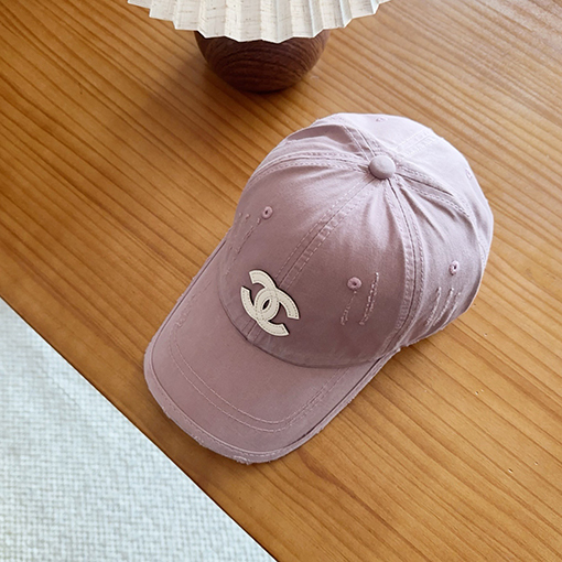 シャネル クラシックの破れたコットン製ベースボールキャップ