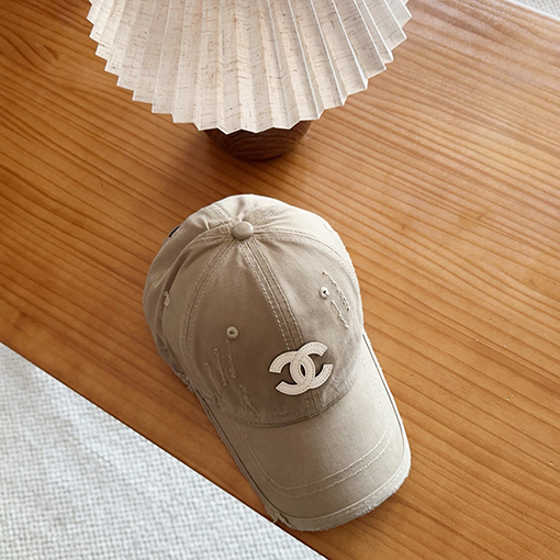 シャネル クラシックの破れたコットン製ベースボールキャップ