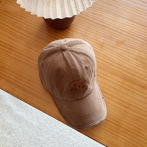 シャネル クラシックの破れたコットン製ベースボールキャップ