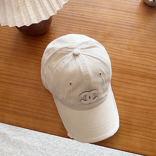シャネル クラシックの破れたコットン製ベースボールキャップ