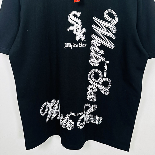 シュプリーム SUPREME CHICAGO WHITE SOX TEE クラシックなベースボール文化とニューヨークのストリートスタイルを融合させた半袖Tシャツ