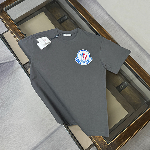 モンクレール Moncler 胸にロゴが入った半袖Tシャツ