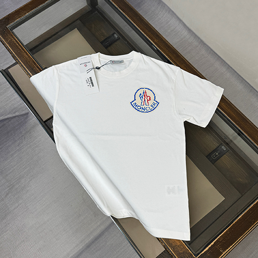 モンクレール Moncler 胸にロゴが入った半袖Tシャツ