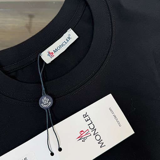 モンクレール Moncler 胸にロゴが入った半袖Tシャツ