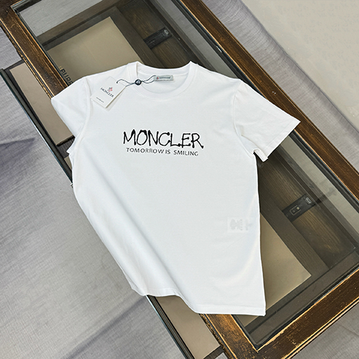 モンクレールコピー Moncler 胸にロゴプリントが入った半袖Tシャツ