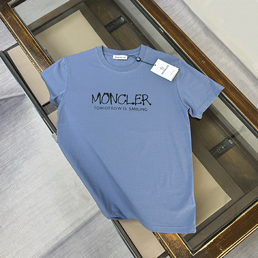 モンクレールコピー Moncler 胸にロゴプリントが入った半袖Tシャツ