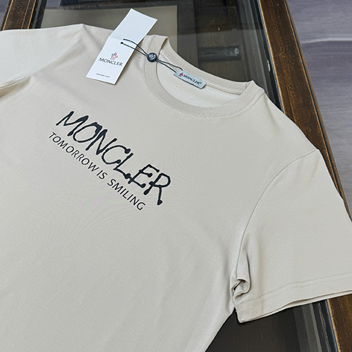 モンクレールコピー Moncler 胸にロゴプリントが入った半袖Tシャツ