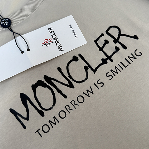 モンクレールコピー Moncler 胸にロゴプリントが入った半袖Tシャツ