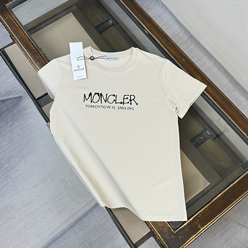 モンクレールコピー Moncler 胸にロゴプリントが入った半袖Tシャツ