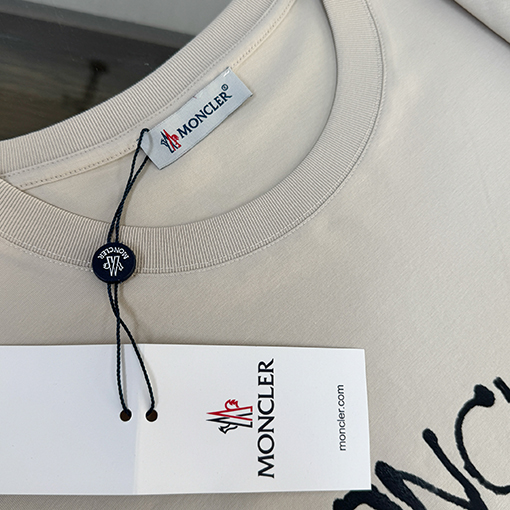 モンクレールコピー Moncler 胸にロゴプリントが入った半袖Tシャツ