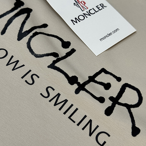 モンクレールコピー Moncler 胸にロゴプリントが入った半袖Tシャツ