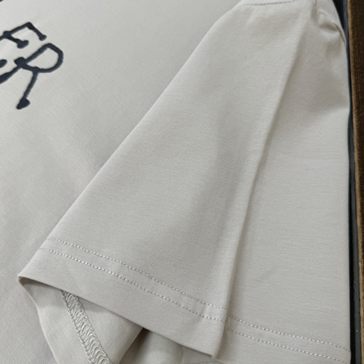 モンクレールコピー Moncler 胸にロゴプリントが入った半袖Tシャツ