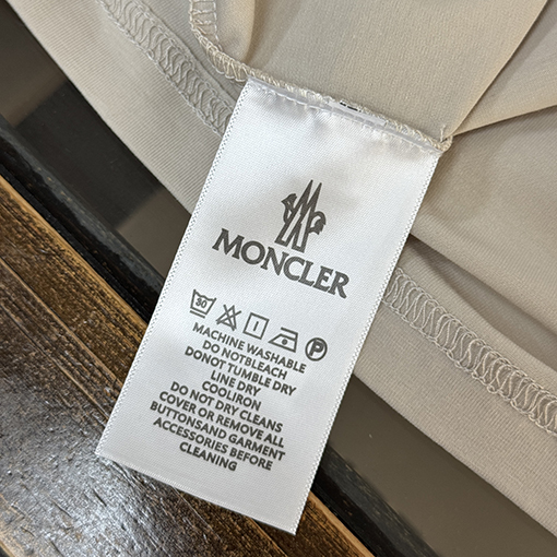 モンクレールコピー Moncler 胸にロゴプリントが入った半袖Tシャツ