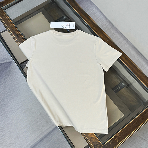 モンクレールコピー Moncler 胸にロゴプリントが入った半袖Tシャツ