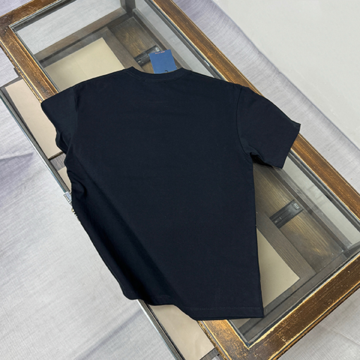 ルイヴィトン 胸にプリントのロゴが入った半袖Tシャツ