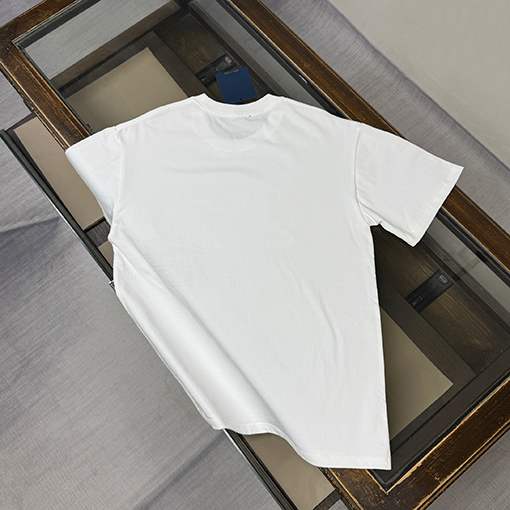 ルイヴィトン 胸にプリントのロゴが入った半袖Tシャツ