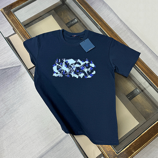 ルイヴィトン 胸にプリントのロゴが入った半袖Tシャツ