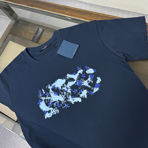 ルイヴィトン 胸にプリントのロゴが入った半袖Tシャツ