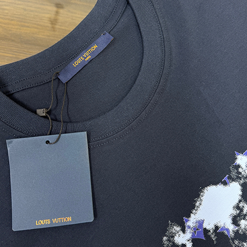 ルイヴィトン 胸にプリントのロゴが入った半袖Tシャツ