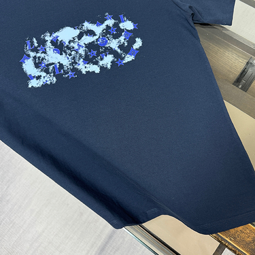 ルイヴィトン 胸にプリントのロゴが入った半袖Tシャツ