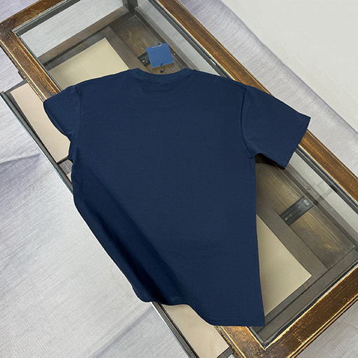 ルイヴィトン 胸にプリントのロゴが入った半袖Tシャツ