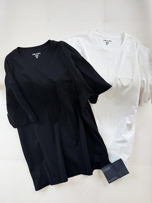 プラダ 三角形のワッペンが付いた半袖Tシャツ